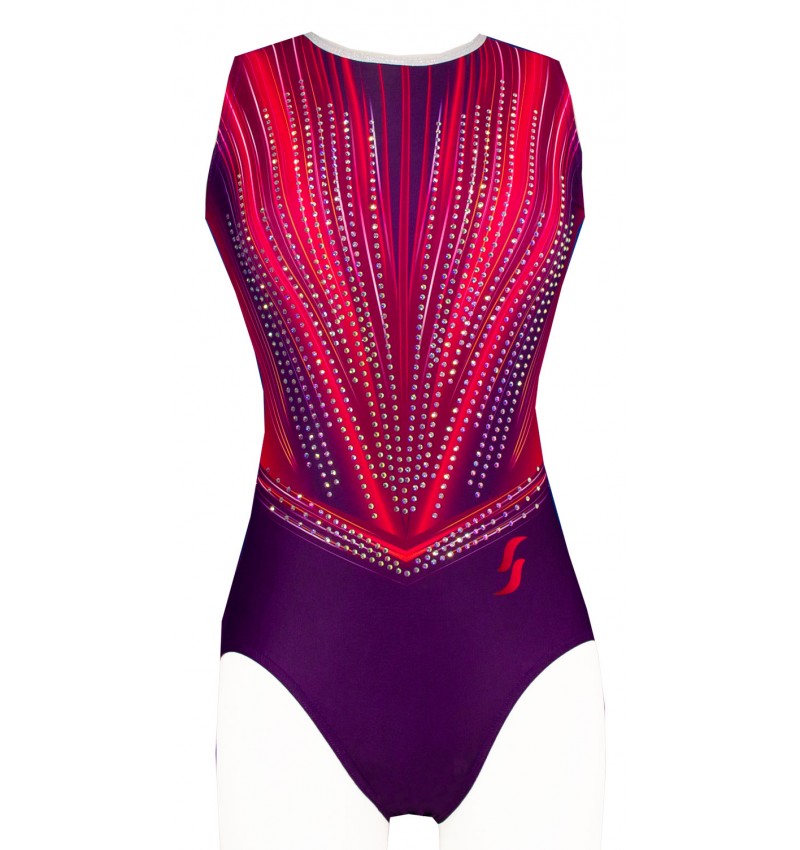 Justaucorps de gymnastique Startner Anna-01 rouge et violet avec motifs brillants et strass, coupe sans manches.