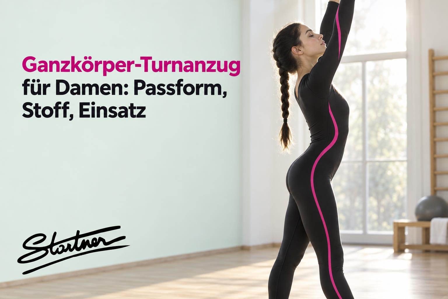 Femme en justaucorps de gym intégral, bras levés, dans une salle d'entraînement.